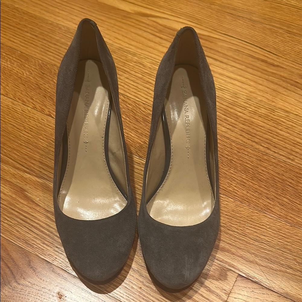 Banana Republic Gray Suede Heels sz 7